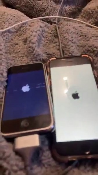 iPhone 2G on iOS 1 vs iPhone 6 on iOS 12 boot up test