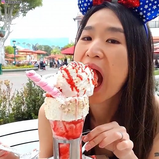 Eating Crazyshakes from Black Tap at Disney Downtown District! Enjoying a Strawberry Shortcake Shake and a Cake Shake! It's crazy! #mukbang #milkshake Happy Bee Surf by Kevin MacLeod is licensed under a Creative Commons Attribution 4.0 license. https://creativecommons.org/licenses/by/4.0/ Source: http://incompetech.com/music/royalty-free/index.html?isrc=USUAN1300015 Artist: http://incompetech.com/ | Peggie Neo