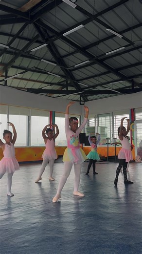 Amenez vos enfants débuter une relation avec la danse classique 🩰 La danse classique aide votre enfant à se tenir mieux, à se concentrer, à développer sa discipline et sa créativité, tout en grandissant avec confiance et élégance. Rejoignez nos cours de danse Classique 🩰 🌺 Accessibles à partir de 4ans🌝 📍Dfd Gym Center (Riviera les rosier programme 4) 🕟Mercredi 16h30 🕝Samedi 14h30 📍Zoe Dance Studio (Bonoumin Avenue zinsou) 🕑Mercredi 15H00 🕣Samedi _ 09H00 📍Décathlon Angré (Garden plaza)