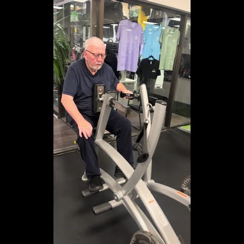 Single handle wide plated loaded seated row