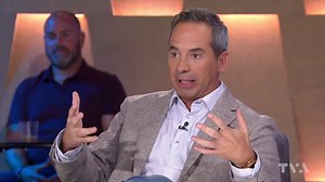 Patrick Huard était tellement épuisé durant le tournage de la 2e saison des Honorables qu'il s'est endormi sur le plateau à non pas une, mais DEUX reprises! ✌🏼💤 📺 Cette anecdote, et bien plus, ce soir dès 19h à TVA et sur TVA ! | Ça finit bien la semaine