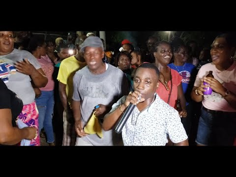 Short Boss bands live in porus