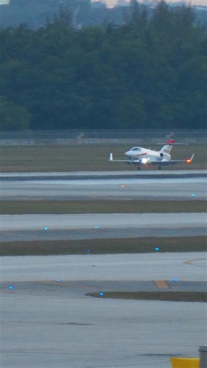 👌 Perfect landing of a HondaJet at FLL 💢 (Planespotting at Fort Lauderdale Airport south runway 🎥 #aircraft #aviation #avgeek #airplane #aviationphotography #aviationlovers #boeing #plane #planespotting #aviationdaily #pilot #a #instaaviation #airbus #instagramaviation #aviationgeek #airport #f #flying #flight #instaplane #b #planespotter #pilotlife #planes #fly #avgeeks #photography #travel #aircraftphotography | Aviation Hub Miami