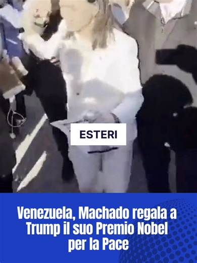María Corina Machado, leader dell’opposizione venezuelana, ha incontrato Donald Trump alla Casa Bianca. Il summit arriva dopo che gli Stati Uniti hanno condotto un attacco militare nel Paese Sudamericano e hanno catturato il presidente Nicolas Maduro, ora in carcere a New York assieme alla moglie Cilia Flores. “Possiamo contare sul presidente Trump”, ha detto Machado parlando con un gruppo di sostenitori davanti all’Executive Mansion. 📺 Seguici su PRIMASET canale televisivo nazionale all news H