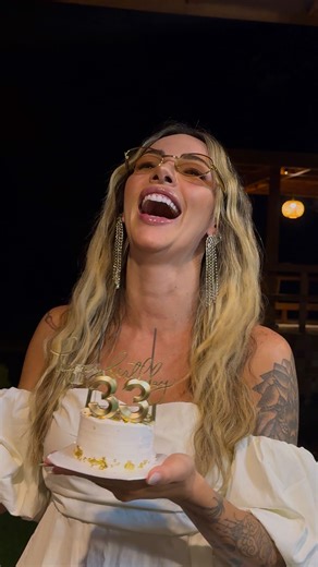 Amanda Suttanni on Instagram: "33 anos! E ainda não aprendi a ser pouco. 🎂❤️‍🔥 Sempre fui intensidade, opinião, riso alto e coração aberto. Desafiadora, firme, divertida — mas profundamente leal a quem caminha comigo. ✨ Que essa nova fase venha do meu jeito: viva, forte e verdadeira. ♒ . . . . #33 #aniversario #birthdayreels #novociclo"