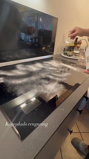 Husmortip.dk on Instagram: "Super nem kogeplade rengøring 🧽 Drys natron ud over den kolde kogeplade - vrid klude op i varmt vand med opvaskemiddel. Hvis kogepladen har fastbrændt rander så kom lidt eddike med i sæbevandet, Læg kludene på, og lad dem gerne lægge 10-15 min (20 min hvis meget fastbrændt) Løft kludene og brug natron til st skrubbe med, brug klud eller den bløde side af en svamp. Tør efter med en opvredet mikrofiber klud, og derefter en tur klud. Lidt eddike kan bruges til at buffe 