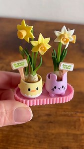 make a set of mini spring daffodils with me from the miniverse spring series! 💖🍓🌞 - - - @officialminiverse #miniverse #makeitmini #makeitminifood #miniversecafe #miniversespring #miniversediner #miniversecreator | LycheesMinis