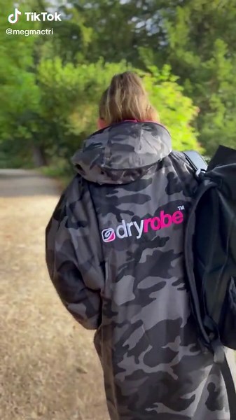 Making sure I stay cosy at open water training with @dryrobe, The world's warmest, most versatile change robe made with 100% recycled fabric. Make sure you go check them out and get one for yourself, you wont regret it! #ad #dryrobe #fyp #swimming #swim #paidpromotion