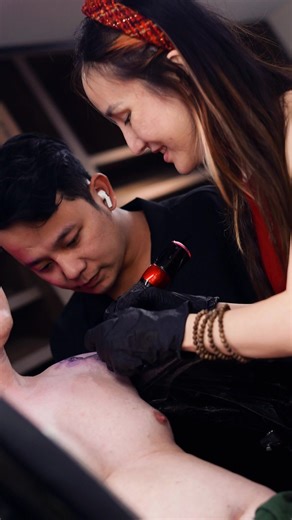 📜 Bushido: Volume 1 (Samurai x Geisha) 📜 A collaboration between @juliart_tattoo_coffs and @vanduke.ink over 4 continuous days to complete the first half of this Japanese inspired sleeve (outside arm). Thankyou to master Tu Den and the #tuxamfamily for their guidance on completing this piece. The Samurai embodies the code of Bushidō — the “Way of the Warrior.” Each principle is a pillar of his code: 1. Gi – Rectitude: choosing justice and doing what is right. 2. Yū – Courage: strength to face 