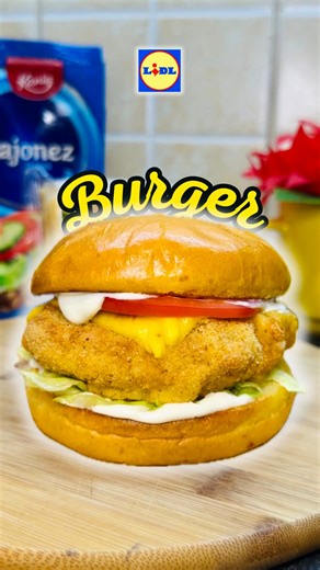 Jedini recept za Pileći Burger koji ti treba!🍔✨ Ultra SOČAN & vanserijski ukusan!😋 Sve što ti treba od sastojaka čeka te u Lidlu!👇 * XXL Sveži pileći file - 500 g * So - 1 kašičica * Kania Biber - 1/2 kašičice * Kania Slatka paprika - 1 kašičica * Kania Beli luk u prahu - 1/2 kašičice * Sok od limuna - 1 kašičica * Pilos Čedar listići - 3 kom * Tastino Brioš lepinje - 3 kom SMESA ZA POHOVANJE: * Belbake Brašno - 50 g * Jaje - 1 kom * Belbake Prezle - 100 g PAVLAKA SOS: * Kania Lagani Majonez 