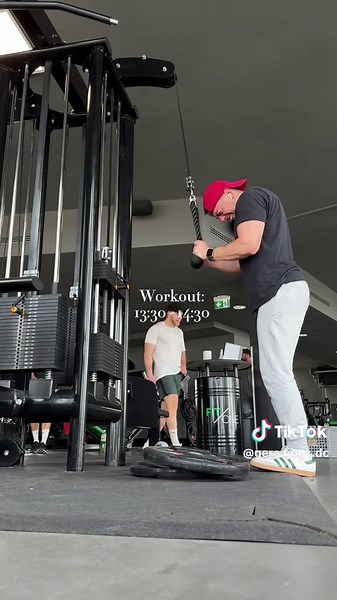 A day in the life of a working student based in Munich 🙌🏻🇩🇪 #dayinmylife #lifeingermany #munichlife #vlog #lifestyle #focus #routine #growth #discipline #lifeingermanybelike