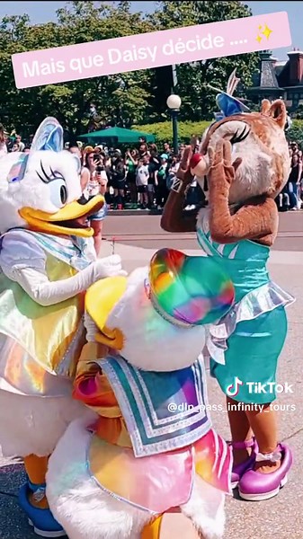 Donald et Daisy trop romantique ❤️❤️❤️✨🌸😍 #disneylandparis #disneycaracter #personnagedisney #castmember #castmemberdisney #daisy #donald #romance