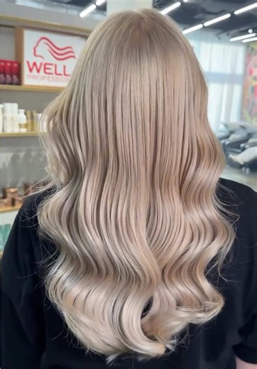Hair Highlights ✨ The perfect way to add dimension, brightness, and a natural glow to your hair. At Bella Brazil Salon, we create customized highlights using advanced techniques while keeping your hair healthy, soft, and shiny🤍👩🏼✨ Visit us at [Seef - Saar] 📅 DM us to book! 📞13110311 / 33520102