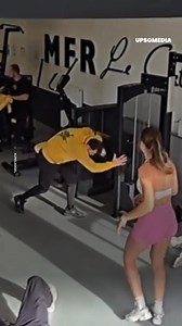 Suchst du nach Schutz? Vergiss Bodyguards, diese Frau kümmert sich um ihren Freund, als wäre er der letzte Mann auf Erden. Was für eine Geste! 🛡️💁‍♀️ | Die Beschützer