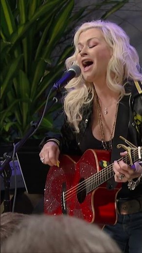 Lorrie Morgan sings "A Picture of Me Without You"