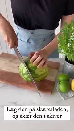 Tænk ud af boksen, og skær din vandmelon i tern! Resterne kan du lave til flotte isterninger 😻🍉 Se vores opskrifter med vandmelon her: ➤https://spisbedre.dk/temaer/vandmelon | SPIS BEDRE