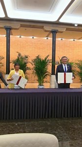 #🇨🇳❤🇰🇮# China and Kiribati Signed the Framework Agreement on Enhanced Economic Partnership🤝 How honored it is to be able to participate in and witness this significant moment ❤ #Kiribati #China | Xiongli Feng