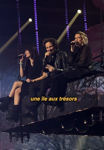 ✨Surprise ! Les Enfoirés 2026 dévoilent un second single inédit ! Le titre s’appelle « L’île aux trésors », écrit par Gaëtan Roussel et composé avec Renaud Rebillaud. 🙌🏼 Perchés sur une plateforme avançant à plusieurs mètres de hauteur au cœur de l’Accor Arena (Paris), Lorie, Vianney et Nolwenn Leroy offrent un tableau absolument splendide… De quoi donner envie de larguer les amarres et de partir sur « L’île aux trésors » avec eux 🌊💙 Ce nouvel hymne, porté par plusieurs piliers historiques d