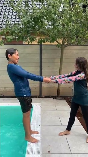 Pool Challenge 😁 Falsche Antwort landet im Wasser #shorts Clarielle