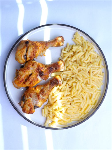 These Creamy Garlic Drumsticks Are So Juicy 🤤🔥 Creamy garlic baked chicken drumsticks with crispy edges and tender juicy meat make the perfect easy comfort dinner 🍗🔥 Sour cream, mayo, garlic, and seasoning salt create a rich savory coating that bakes into an unbelievably flavorful chicken dinner with almost no effort. Simple ingredients, huge flavor, and perfect for busy nights. Bake at 400F for 40–50 minutes until golden and juicy. 👇 Be honest: drumsticks or wings? 👀 #dashofolga #bakedchi