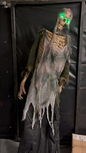 Lifesize Twitching Corpse Animatronic Home Depot Halloween #halloween #spirithalloweenanimatronics