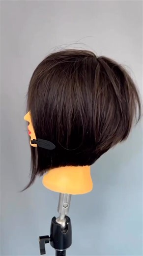 🖤 GRADUATED BOB: Scroll down to learn why @benbrownhair prefers @arcscissors HARMONY II 5" from @arcscissors... ARTIST: @arcscissors Ambassador @benbrownhair SCISSOR: @arcscissors HARMONY II 5" ❓ Why does @benbrownhair prefer the HARMONY II 5", @arcscissors’ shortest scissor? The HARMONY II features our shortest blade available which allows you to work comfortably when creating technical haircuts that require precision around the nape or ears—plus, the short blade will help you work quickly and