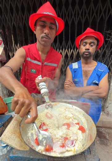 The ultimate omelet tag-team. 10/10 skills only! 🙌 #omelet #tagteam #viral