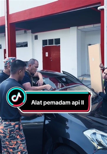 Alat pemadam api (APA) letak ditempat yang mudah dicapai oleh pemandu seorang pemandu tanpa penumpang. Elakkan APA terjemur semasa meninggalkan kenderaan dalam tempoh yang lama. Sentiasa periksa APA berada dalam keadaan yang baik (elak kebocoran) nantikan video seterusnya. #fypage #abangbomba #fypppppppppppppppppppppppppppppp #bombamerumendonia @Pak Tam Official @jabat08 @wan_zazi @Syaz Wan