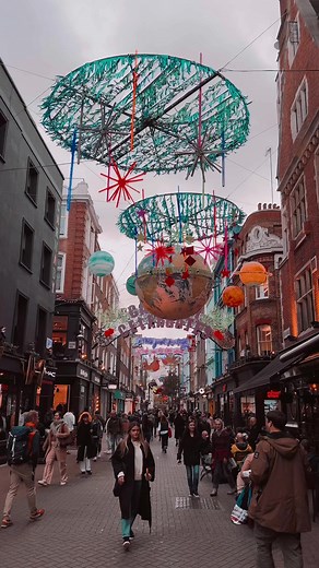 Carnaby Street Walk tour #carnaby #carnabystreet #london #londoncity #centrallondon #londoner #londonlife #londonlifestyle #londontour #londontourguide #londontourism #londonbus #Londonbuses #londonbusride #londonwalkingtours #londonblacktaxi #londonexperiences #viral #cityoflondon #westendlondon #londonnightlife #fyp #trending #blackcab #blackcabs #walkinglondon #travellondon #travellondon2022 #travelengland