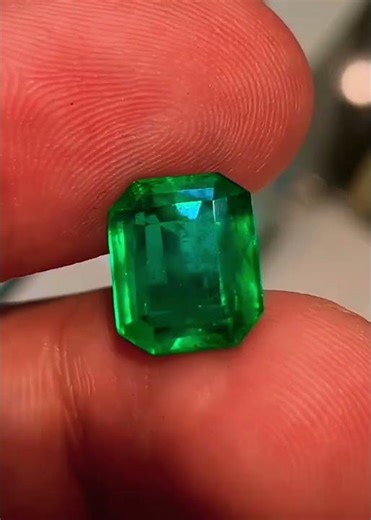 Gorgeous Natural Top-Quality Super Colour Emerald from Zambia 🇿🇲| 5 Carats| Gemstone Insider World