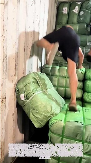 物流の現場！手作業によるコンテナへの大型圧縮ベール高密度積込工程 #worker #process #logistics #shipping #cargo