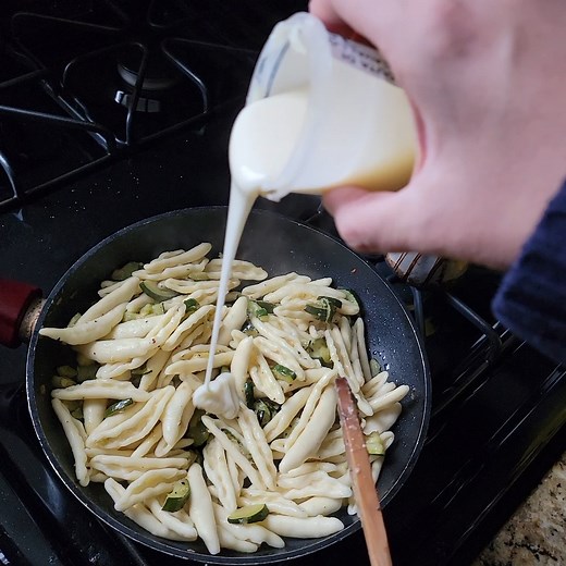 945K views · 9.2K reactions | In una giornata di neve come oggi, non c'è nulla di meglio che questo piatto inventato da me. Allora ingredienti: Cortecce, poi zucchine, ed infine il tocco vitale: la crema di caciocavallo | Il mio viaggio a New York | Facebook