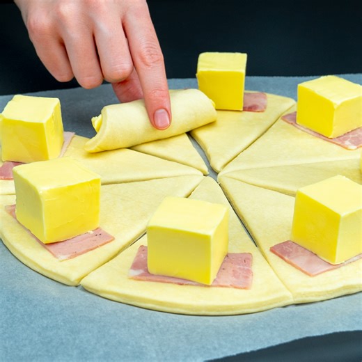 A little secret and the ordinary appetizer turns into a masterpiece! Ingredients: puff pastry: 300 g (11 oz) ham: 100 g (3.5 oz) butter: 200 g (7.1 oz) cheddar: 150 g (5.3 oz) eggs: 1 pc butter: 50 g (1.8 oz) chili sauce: 150 g (5.3 oz) apple vinegar: 15 ml (0.5 fl oz) Worcestershire sauce: 10 ml (0.3 fl oz) hot sauce: 10 g (0.4 oz) garlic powder: 5 g (0.2 oz) sweet paprika: 5 g (0.2 oz) black pepper: 5 g (0.2 oz) salt: 10 g (0.4 oz) chili flakes: 5 g (0.2 oz) | Appetizing.tv