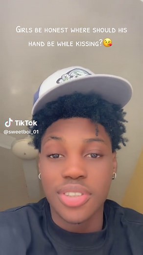 Best Hand Placement Tips for Romantic Kissing