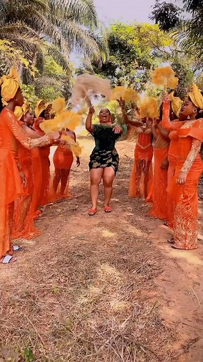 Bridesmaids with the Energy 🙌🏽 IGBO KWEZUONUOO 😍 Bride @nigerian_sisi Bridal styling @style_by_ruvero event planner @crystalsbycheeevents Makeup @sweettamara_ Hair styling @style_conic Luxury George Fabric @george_by_ruverodesigns Auto Gele @chygele Headtie @george_by_ruverodesigns Green outfit @concordia.atelier Red dress @zeebah.signature Isiagu George @george_by_ruverodesigns George look @made.pieces Hand fan @nicacorals_and_accessories Photography @zealsphotography Videographer @daras.ima