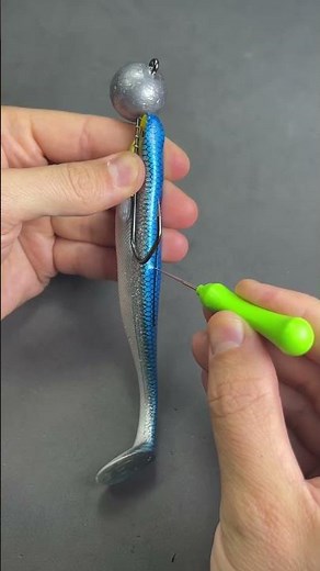 Easy way to rig a jig head with fishing lure #fishing #fish
