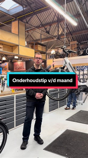 Met deze koude dagen kan je deze onderhoudstip v/d maand goed gebruiken! Job legt het uit en heeft een paar handige tools van Cyclon bij zich. #onderhoudstip #fietsenwinkel #bikelife #fietsonderhoud #fietstip