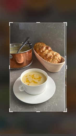 Yıldızlar Sofrası on Instagram: "👌🏻Sütlü sebzeli bir çorba yaptım. Bir de havalı olsun diye kereviz yapraklarını kurutup bızt yaptım on numara oldu gibi😅 SÜTLÜ SEBZELİ ÇORBA ⭐️1 adet soğan ⭐️2 ortadan biraz büyük patates ⭐️1 küçük veya büyükse yarım kereviz ⭐️2 su bardağı tavuk suyu ⭐️2 su bardağı su ⭐️1 su bardağı süt ⭐️yarım çay kaşığı zerdeçal ⭐️tereyağı, tuz Tencereye bir kaşık tereyağı ve 2-3 yemek kaşığı zeytinyağı eklenir. Üzerine iri doğranmış soğanlar eklenip kavurulur. 1 yemek kaşığ