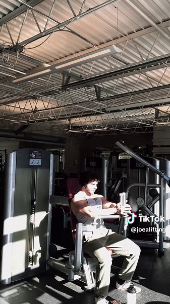 Effective Chest Day Workout: Peck Deck Routine