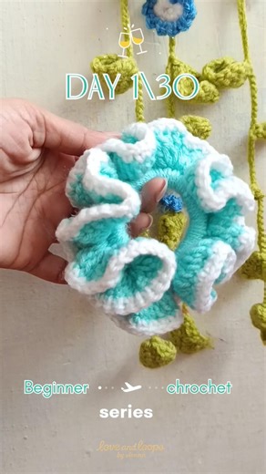 Easy Crochet Scrunchie 🧶✨ | Perfect for Beginners 💕#crochet scrunchie#chrochet #shorts#beginner