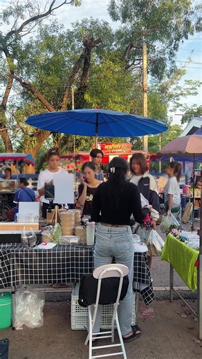 ไปขายของที่ตลาดนัดกันจ้า ลืมเอาน้ำพริกกากหมูให้ลูกค้าจิตใจไม่อยู่กับเนื้อกับตัวเลยกลัวลูกค้าไม่อร่อย🥲🙏🏻#พิมชอบทําอาหาร👩🏻‍🍳 #ขายของที่ตลาด