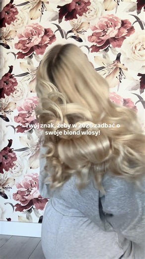 Piszcie najlepsze tipy dla wszystkich, którzy chcą jak najlepiej zacząć dbać o swoje włosy 🫶🏻 Ja uważam, że bardzo ważna jest bogata w składniki dieta! Warto nje zapominać o zdrowych tłuszczach, oliwie, orzechach, rybach Fajnym dodatkiem może być również picie pokrzywy Zażywanie omega 3 czy jakiś sprawdzonych supli na wlosy Dobry oczyszczający szampon I odżywka! Zawsze odżywka/maska! Bez tego nie ma dla mnie mycia włosów #wlosy #wlosing #blond #jakdbaćowłosy #poradywłosowe