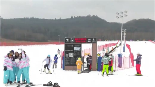 吉林白山 雪场开板迎客 游客竞相体验首滑_腾讯新闻