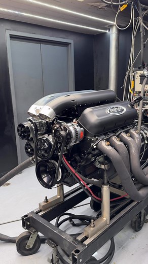 Our 632 Alien Hot Rod Series is the perfect engine package for anyone who loves big blocks — the sound, the double hit idle, and the presence — but still wants modern fuel injection and daily-drive reliability. The Alien series stands only 9 inches tall from the China wall, which means it fits under most hoods — a true rarity in the big-block world. This particular combo makes 850 horsepower on 91 octane, sounds absolutely pissed off, and revs like lightning. You can drive it anywhere. If you’re