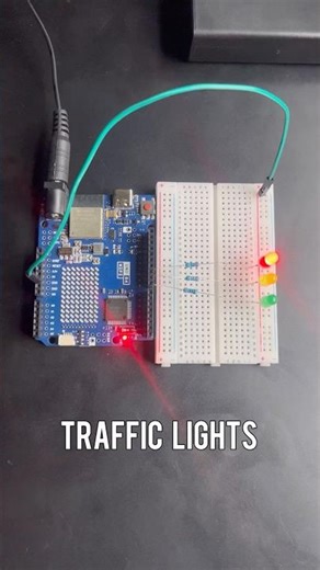 3 LED Traffic Light Simulation Using Arduino #shorts #diy #tech #youtubeshorts #arduino