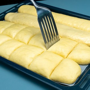 281K views · 766 reactions | Freunde bringen ihr Mehl mit, damit ich dieses Rezept für sie machen kann! Zutaten: kohlensäurehaltiges Wasser: 400 ml Salz: 5 g Zucker: 10 g griechischer Joghurt: 40 g Trockenhefe: 10 g Öl: 30 ml Mehl: 700 g weiche Butter: 60 g Zwiebel: 4 St. Pilze: 400 g Tomatensoße: 30 g Salz: 5 g schwarzer Pfeffer: 3 g Käse: 400 g Eier: 1 St. weiße Sesamsamen: 10 g schwarze Sesamsamen: 10 g | Cookrate - Deutschland | Facebook