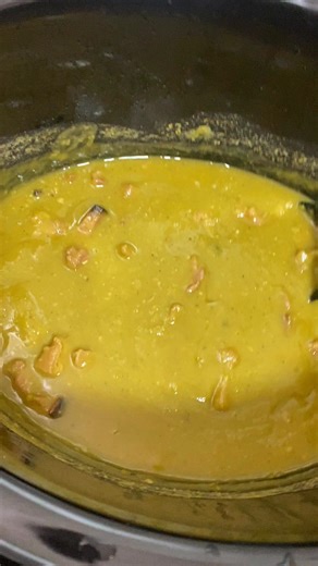 Stephanie Lynne on Instagram: "Ham and split pea soup. Smells so yummy 😋"