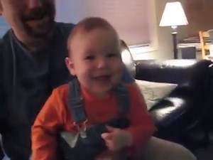 10-month-old baby can't stop laughing when his dad swings his golf club for a game on Nintendo Wii | Rumble