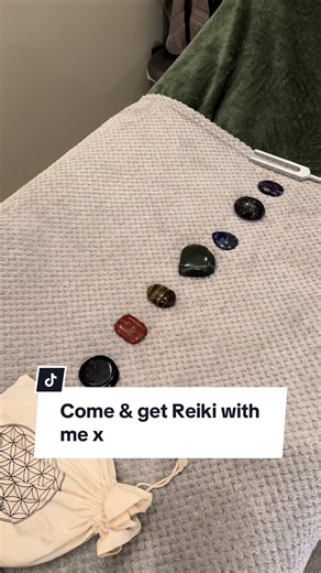 A very content little bee 🐝🩷