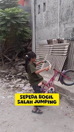 sepeda bocil salah jumping / Kid on a bike messes up a jump #funny